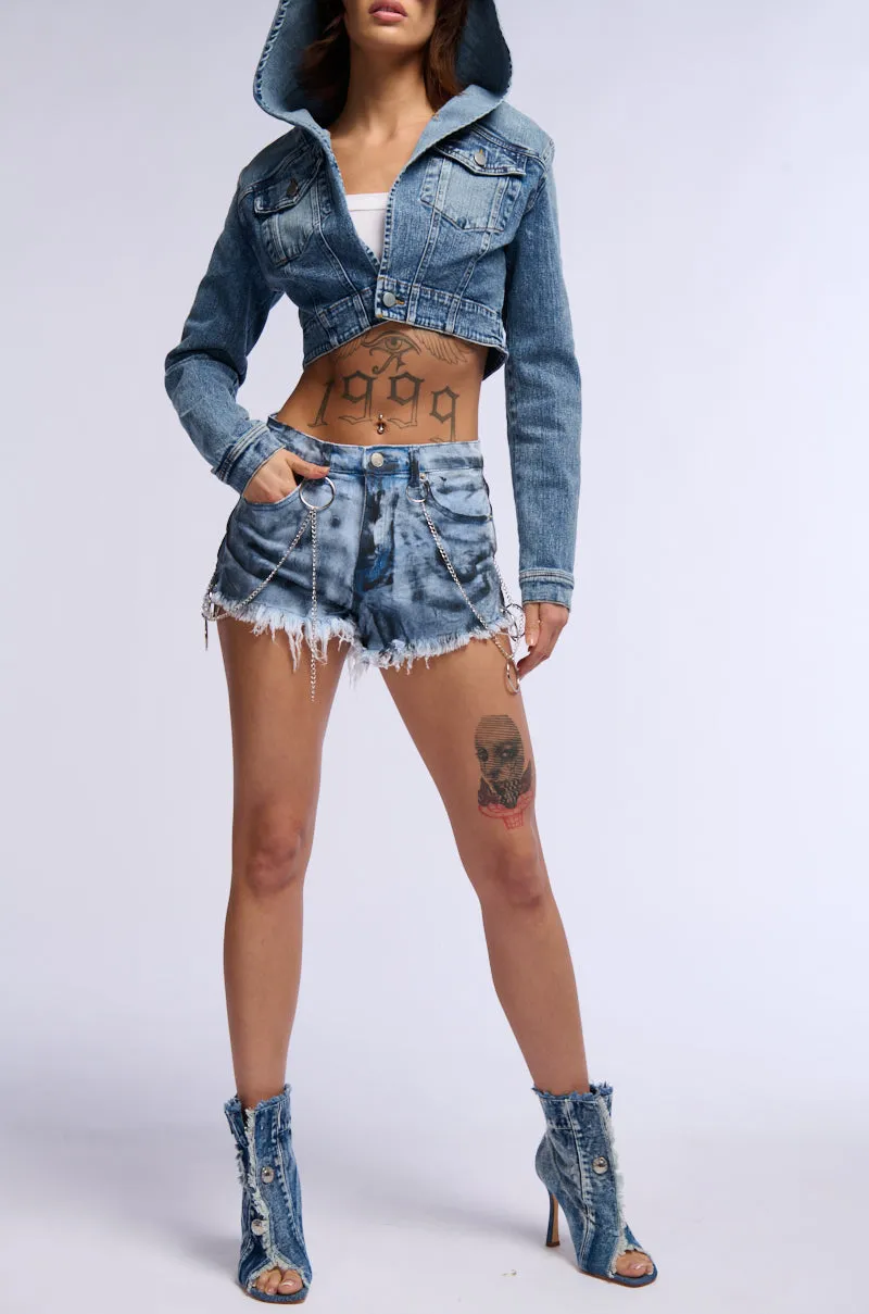 AUTOMATIC DISTRESSED DENIM CHAIN DETAIL MINI SHORT